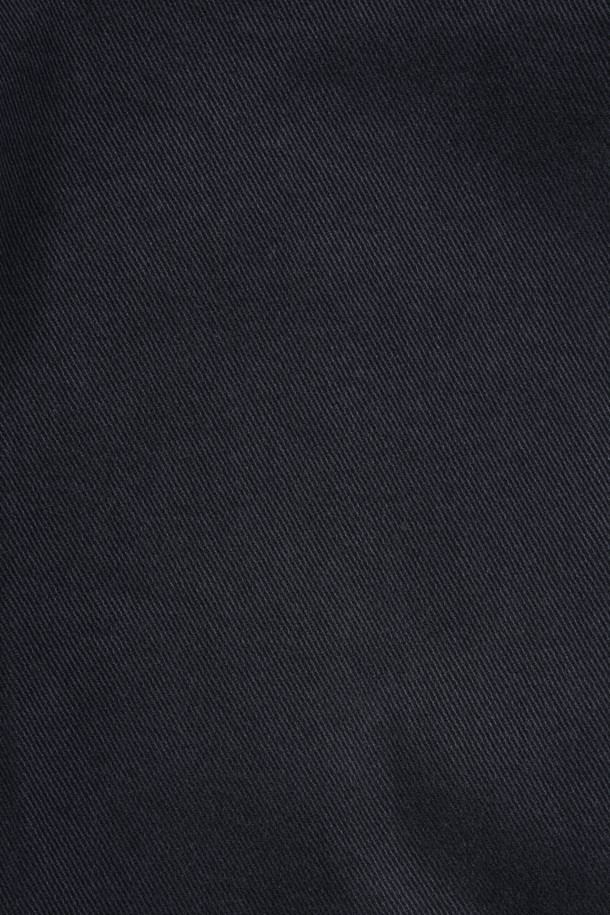 [에센셜스] 컴포치노 기모 팬츠는 부드러운 촉감과 뛰어난 신축성을 자랑하는 겨울용 기모 팬츠입니다. 면, 스판덱스, 기모 소재 혼방으로 제작되어 편안한 착용감과 활동성을 제공하며, 스탠다드핏으로 어떤 스타일에도 잘 어울립니다. 허리 부분에는 사이드 히든 밴딩 처리가 되어 있어 더욱 편안하게 착용할 수 있습니다. 베이직한 디자인에 무지 패턴, 6가지 다채로운 컬러 구성으로 겨울 데일리룩, 동네 마실룩, 여행룩 등 다양한 TPO에 활용 가능합니다. 뒷주머니 하단에는 포인트 라벨이 디자인되어 있습니다.
