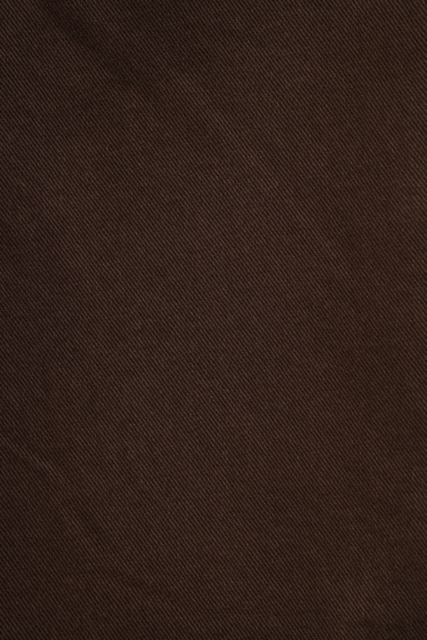 따뜻함과 스타일을 동시에 잡은 [에센셜스] 컴포치노 기모 팬츠입니다. 부드러운 촉감의 면, 스판덱스 혼방 소재에 기모 안감을 더해 한겨울에도 포근하게 착용할 수 있습니다. 허벅지부터 밑단까지 자연스럽게 좁아지는 스탠다드핏으로, 베이직한 무드의 미니멀, 클래식, 캐주얼 스타일을 연출하기 좋습니다. 사이드 히든 밴딩으로 편안함을 더하고, 뒷주머니 하단 포인트 라벨로 은은한 포인트를 주었습니다. 브라운 컬러의 무지 디자인으로 겨울 데일리룩, 집콕룩, 산책룩에 다양하게 활용해 보세요.
