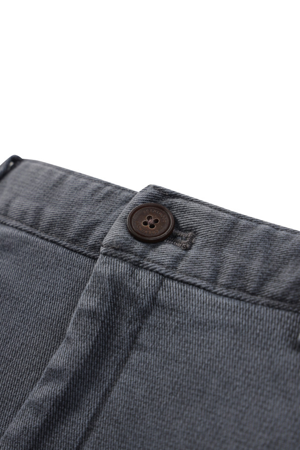 마이크로 프린트 기모 팬츠는 부드러운 촉감과 따뜻함을 선사하는 겨울용 치노 팬츠입니다. 일상과 출근룩, 모임룩 등 다양한 TPO에 활용 가능하며, 베이직, 캐주얼, 미니멀 스타일을 모두 소화합니다. 면과 스판덱스 혼방 소재로 제작되어 편안한 착용감을 제공하며, 신축성이 있어 활동성 또한 보장합니다. 스탠다드핏과 테이퍼드 핏으로 출시되어 체형에 맞는 핏을 선택할 수 있으며, 기모 안감으로 보온성을 높였습니다. 밴딩 처리로 편안함까지 더했습니다.
