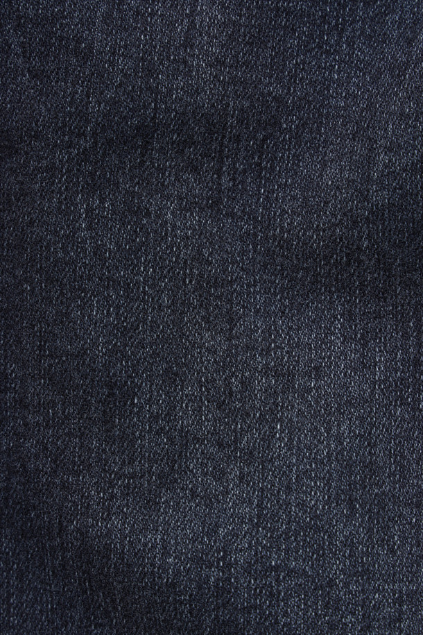 따뜻하고 편안한 겨울을 위한 스탠다드핏 기모 블루 데님입니다. 부드러운 촉감의 데님 소재에 기모 안감을 더해 보온성을 높였으며, 찬 바람에도 끄떡없는 따뜻함을 선사합니다. 허벅지부터 밑단까지 자연스럽게 좁아지는 실루엣으로 다리가 길어 보이는 효과를 주며, 베이직한 디자인으로 어떤 상의와도 잘 어울립니다. 가먼트워싱 처리로 자연스러운 색감과 부드러운 착용감을 제공하며 신축성 있는 소재로 활동성을 높였습니다. 겨울 데일리룩 또는 동네 마실룩에 클래식, 미니멀, 캐주얼 스타일로 활용하기 좋습니다.
