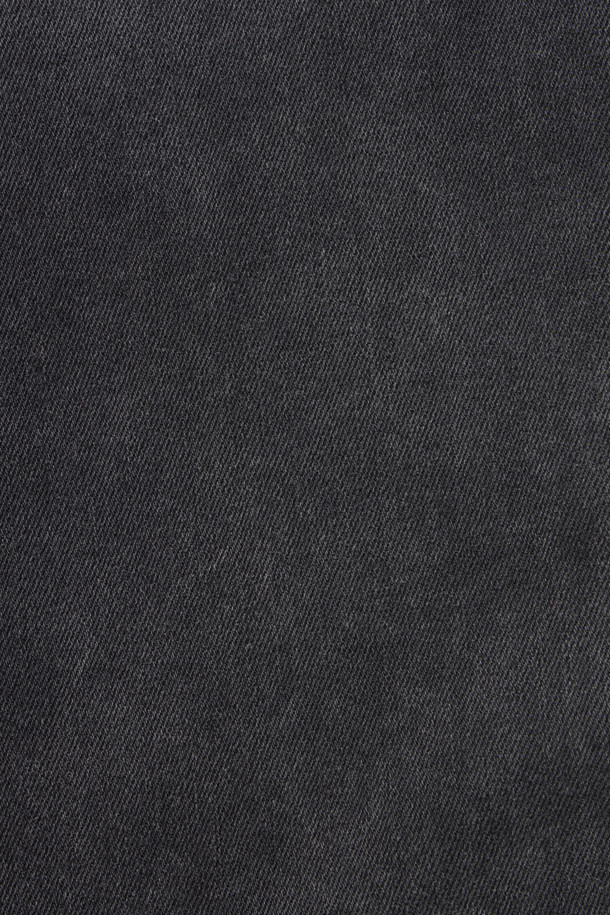 부드러운 촉감과 따뜻함을 자랑하는 스탠다드핏 기모 그레이 데님입니다. 겨울철 데일리룩과 출근룩에 모두 잘 어울리는 베이직한 스타일의 긴 바지입니다. 가먼트워싱 처리를 통해 자연스러운 멋을 더했으며, 넉넉한 스탠다드핏으로 편안한 착용감을 선사합니다. 데님, 면, 스판, 기모 소재 혼방으로 제작되어 신축성이 뛰어나 활동성이 좋고, 안감 기모로 보온성을 높였습니다. 은은한 브러쉬 효과와 무지 디자인, 그리고 그레이 컬러가 어우러져 클래식, 미니멀, 캐주얼 등 다양한 스타일을 연출할 수 있습니다.
