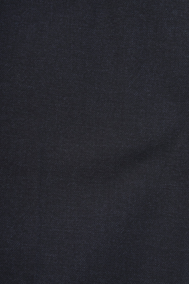 **[매직팬츠] 마이크로 기모 본딩 팬츠**는 부드러운 촉감과 따뜻함을 선사하는 겨울철 필수 아이템입니다. 밴딩 처리로 편안한 착용감을 제공하며, 스트레이트 핏으로 어떤 스타일에도 잘 어울립니다. 네이비 컬러의 무지 디자인은 미니멀, 클래식, 캐주얼 등 다양한 스타일을 연출하는 데 용이합니다. 두꺼운 두께감과 마이크로 기모 안감, 신축성 있는 소재로 제작되어 보온성과 활동성을 모두 갖췄습니다. 출근룩으로도 손색없는 활용도 높은 매직 팬츠입니다.
