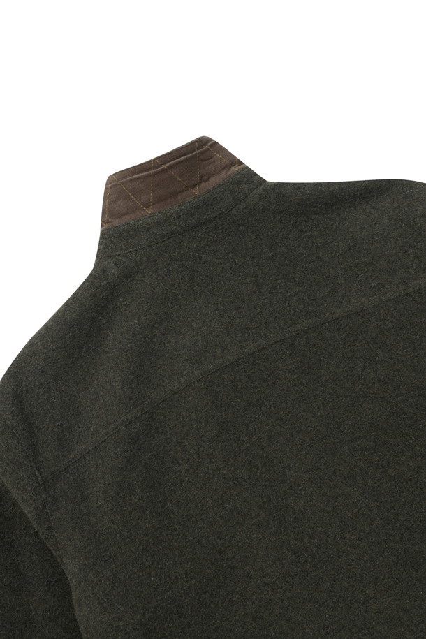 겨울철 스타일을 책임질 남성용 퀼팅 셔켓입니다. 캐주얼, 클래식, 미니멀 스타일을 모두 아우르는 디자인으로, 겨울 데일리룩, 모임룩, 출근룩 등 다양한 TPO에 활용하기 좋습니다. 두꺼운 두께감과 바이린 HAS 충전재 내장으로 뛰어난 보온성을 제공하며, 금속 코팅 단추와 왼쪽 가슴 장식 포켓, 칼라 및 소매 안쪽 배색 디테일이 돋보입니다. 셔켓 특유의 편안한 레귤러핏과 무지 패턴은 어떤 옷에도 쉽게 매치할 수 있도록 돕습니다. 폴리에스테르와 울 혼방 소재로 제작되어 부드러운 터치감을 선사합니다.
