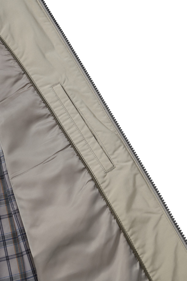 미니멀 해링턴 점퍼는 베이지 컬러의 폴리에스터 소재로 제작되어 부드러운 촉감을 선사합니다. 일상생활에서 편안하게 착용하기 좋으며, 가을 나들이룩이나 데이트룩 연출에 적합합니다. 레귤러핏으로 제작되었으며, 엉덩이 위 기장과 집업 여밈 방식이 특징입니다. 체크 패턴의 안감, 사선 사이드 포켓, 코듀로이 소매 안쪽 배색 디테일이 돋보이며, 전체 안감 처리를 통해 완성도를 높였습니다. 미니멀, 캐주얼, 클래식한 스타일을 모두 아우르는 디자인으로 다양한 코디에 활용할 수 있습니다.
