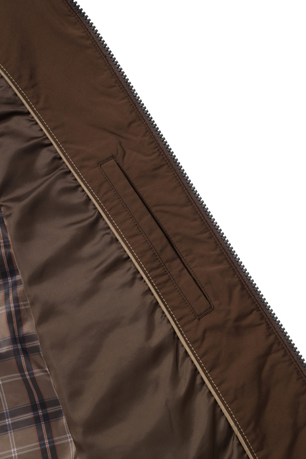 미니멀한 감각을 뽐내는 남성용 브라운 컬러의 해링턴 점퍼입니다. 가을에 어울리는 보통 두께감의 폴리에스테르 소재로 제작되었으며, 부드러운 촉감이 특징입니다. 엉덩이 위 기장으로, 체크 패턴과 레귤러핏이 미니멀하고 베이직한 스타일을 연출합니다. 집업 여밈 방식에 코듀로이 소매 안감 배색, 사선 사이드 포켓 디테일이 돋보입니다. 가을 나들이룩이나 데이트룩, 클래식, 미니멀, 캐주얼 스타일을 즐겨 입는 분들께 추천합니다.
