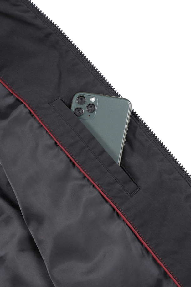 가먼트워싱 보머 점퍼는 남성용 아우터로, 가을철 데일리룩과 가을 나들이룩에 적합합니다. 캐주얼, 미니멀, 클래식 스타일을 아우르며, 엉덩이 위 기장의 레귤러핏으로 제작되었습니다. 블랙 컬러의 무지 디자인이며, 집업 여밈 방식과 긴 소매, 전체 안감으로 편안함을 더했습니다. 라글란 소매, 칼라 및 소매 니트 배색, 밑단 엘라스틱 밴드, B 로고 리벳 와펜 등의 특징으로 포인트를 주었습니다. 면 혼방 소재에 가먼트워싱 처리하여 자연스러운 멋을 연출합니다.
