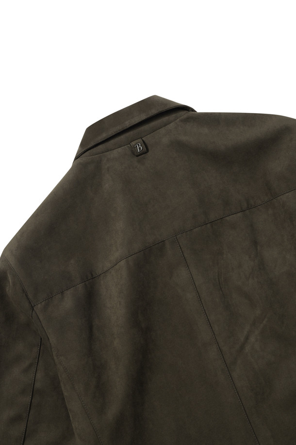 부드러운 스웨이드 소재의 남성용 트러커 재킷입니다. 가을 시즌, 캐주얼하고 클래식한 스타일을 연출하기에 좋습니다. 셔츠형 칼라와 가슴 절개 디테일, 포켓 디테일이 특징이며, 히든스냅 여밈 플라켓과 전체 안감으로 마감되었습니다. 레귤러핏으로 편안하게 착용 가능하며, 데이트룩 또는 가을 나들이룩에 적합합니다. 색상은 브라운이며, 무지 디자인으로 다양한 스타일에 매치하기 용이합니다.
