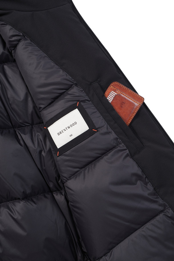 **[라이프 퍼포먼스] 심플 다운 점퍼**

일상과 스포츠 활동 모두에 적합한 [라이프 퍼포먼스] 심플 다운 점퍼는 남성용 겨울 아우터입니다. 블랙 색상의 무지 디자인으로 스포티하면서도 캐주얼한 스타일을 연출하며, 엉덩이 위 기장의 레귤러핏으로 편안하게 착용 가능합니다. 보온성과 신축성을 갖춘 두꺼운 두께의 다운 점퍼로, 스탠칼라와 라글란 소매, 니트 배색 소매단/밑단, B로고 와펜, 머스코비덕 다운 충전재(솜털:깃털=80:20) 등의 특징을 가지고 있습니다. 집업 스타일로 간편하게 여밀 수 있으며, 출근룩과 캠핑룩, 캐주얼, 스포티, 미니멀 스타일을 즐기는 분들께 추천합니다.
