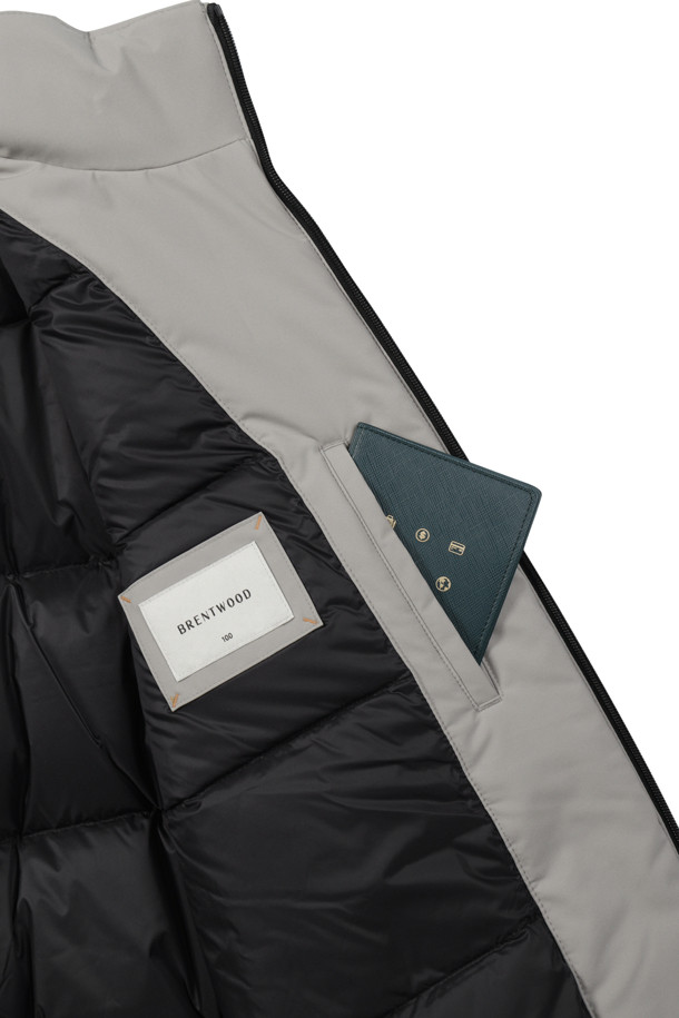 **[라이프 퍼포먼스] 심플 다운 점퍼**

쌀쌀한 겨울 날씨에도 따뜻하고 스타일리시하게 연출할 수 있는 [라이프 퍼포먼스] 심플 다운 점퍼입니다. 엉덩이를 덮는 기장과 레귤러핏으로 제작되어 편안한 착용감을 선사하며, 스포티와 캐주얼 무드를 동시에 낼 수 있습니다. 스탠 칼라, 라글란 소매, B로고 와펜 디테일이 돋보이며, 니트 배색 소매단과 밑단이 포인트를 더합니다. 머스코비덕 다운 충전재(솜털:깃털=80:20)와 두꺼운 두께감으로 뛰어난 보온성을 제공하며, 신축성 있는 소재로 활동성을 높였습니다. 출근룩, 여행룩 등 다양한 TPO에 활용 가능하며, 심플하고 미니멀한 스타일을 즐기는 분들께 추천합니다.
