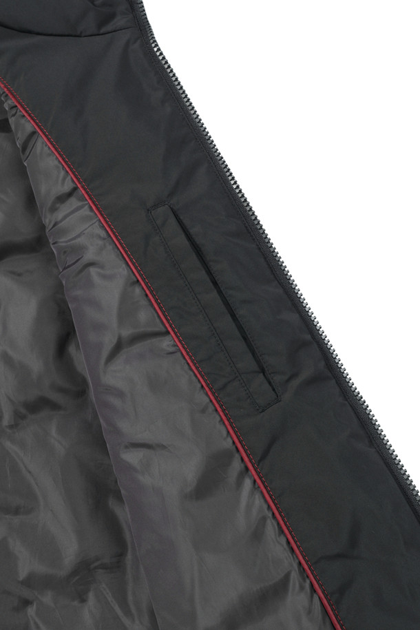 [밸런스다운] 튜브 숏기장 점퍼는 베이직한 스타일의 겨울용 다운 점퍼입니다. 무지 디자인에 블랙 컬러로, 미니멀, 클래식, 캐주얼 룩에 모두 잘 어울립니다. 숏 기장의 레귤러핏으로 제작되었으며, 스탠 칼라와 튜브 접착 방식이 특징입니다. 80:20 비율의 덕다운 충전재와 니트 소매 안감, 사이드 지퍼 포켓으로 보온성과 방풍 기능을 갖춰 겨울철 출근룩으로 적합합니다. 매트한 질감의 폴리에스테르 소재에 지퍼형 여밈 방식으로 편안하게 착용할 수 있습니다.
