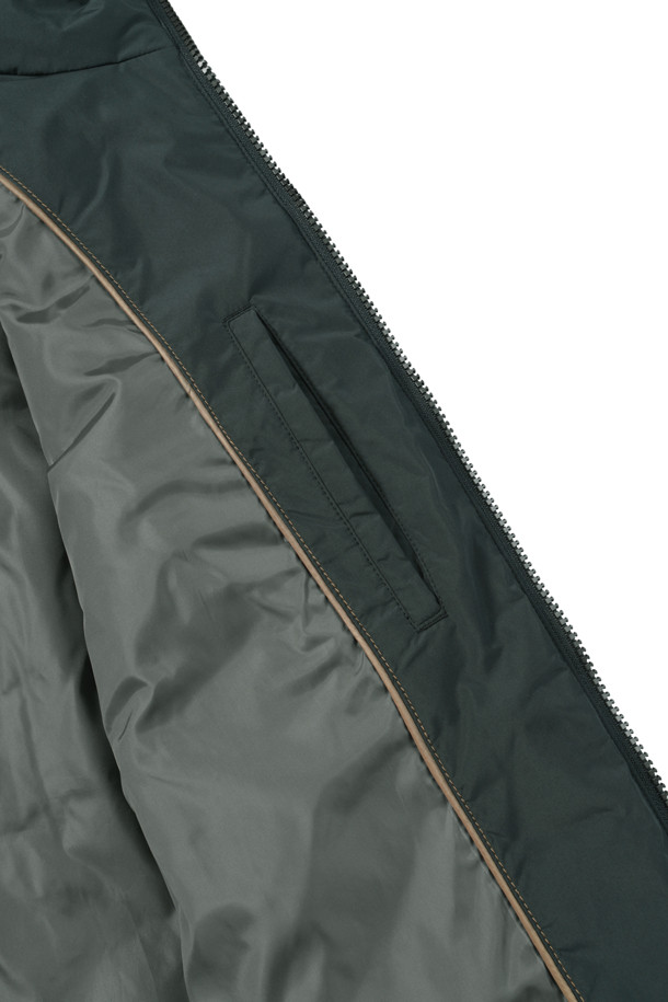 [밸런스다운] 튜브 숏기장 점퍼는 추운 겨울철, 출근룩에 미니멀, 클래식, 캐주얼 스타일을 더해줄 아우터입니다. 매트한 촉감의 폴리에스테르 소재로 제작되었으며, 숏 기장과 레귤러핏으로 편안한 착용감을 선사합니다. 그린 컬러의 무지 디자인에 스탠 칼라, 튜브 접착 방식, 덕다운 충전재(솜털:깃털=80:20)를 사용하여 보온성과 방풍 기능을 강화했습니다. 지퍼형 여밈 방식과 사이드 지퍼 포켓, 소매 안쪽 니트 배색 디테일로 실용성을 높인 숏 점퍼입니다.
