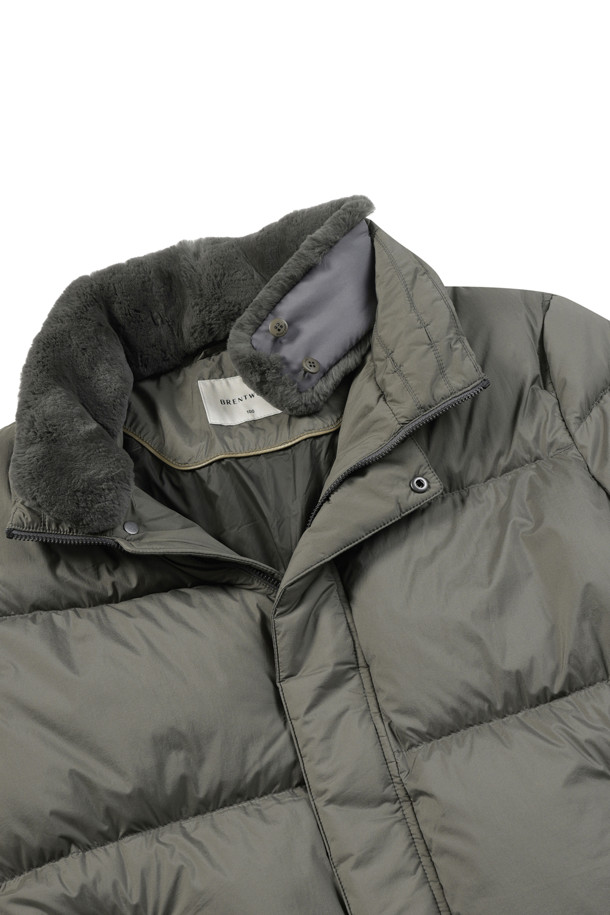 [에어다운] 칼라 FUR(퍼) 다운 점퍼는 겨울철 일상, 산책, 여행 시 캐주얼, 미니멀, 클래식한 스타일을 연출하기에 적합합니다. 남성용 그레이 컬러의 다운점퍼로, 엉덩이 위 기장의 레귤러핏 디자인입니다. 탈, 부착 가능한 칼라 렉스 퍼(Fur) 디테일이 고급스러움을 더하며, 지퍼와 히든스냅 여밈 방식으로 편리함을 더했습니다. 두꺼운 두께감과 머스코비덕 다운 충전재(솜털:깃털=80:20)로 뛰어난 보온성을 제공하며, 발수 기능과 경량성을 갖춰 활동성을 높였습니다. 배색 안감과 넓은 퀼팅 간격이 특징이며, 긴 소매 디자인으로 겨울철 따뜻함을 유지해 줍니다.
