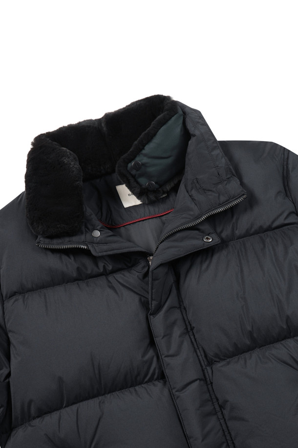 [에어다운] 칼라 FUR 다운 점퍼는 추운 겨울에도 따뜻하고 스타일리시하게 연출할 수 있는 아우터입니다. 블랙 컬러의 무지 디자인으로 어떤 룩에도 잘 어울리며, 캐주얼, 미니멀, 클래식 스타일을 모두 소화할 수 있습니다. 엉덩이 위 기장의 레귤러 핏으로 편안하게 착용 가능하며, 탈부착 가능한 칼라 렉스 퍼가 고급스러움을 더합니다. 머스코비덕 다운 충전재(솜털:깃털=80:20)와 발수, 경량 기능으로 보온성과 활동성을 모두 갖췄으며, 겨울 데일리룩, 산책룩, 여행룩에 적합합니다.
