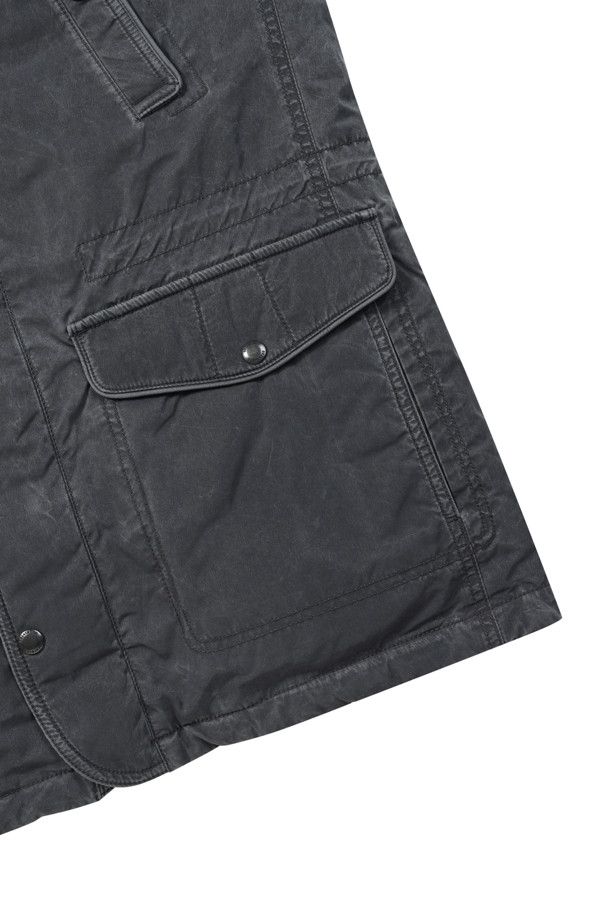 네이비 컬러의 남성용 피그먼트 워싱 다운 사파리입니다. 겨울철 보온과 방풍 기능을 갖춘 두꺼운 두께의 아우터로, 캐주얼, 미니멀, 클래식 스타일을 연출하기 좋습니다. 허리 스트링과 니트 소매 배색, 가슴 포켓, B로고 와펜 등의 디테일이 돋보이며, 머스코비덕 다운 충전재(솜털:깃털=80:20)를 사용하여 보온성을 높였습니다. 피그먼트 워싱 가공으로 특유의 은은한 멋을 더했고, 지퍼와 스냅으로 여밈 방식을 갖춰 편안하게 착용 가능합니다. 출근룩과 여행룩 모두 활용할 수 있는 실용적인 아이템입니다.
