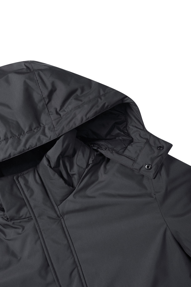 **후드 탈착 다운 사파리**는 겨울철 출근룩을 위한 베이직 스타일의 아우터입니다. 블랙, 그레이 두 가지 색상으로 출시되었으며, 허벅지 기장의 레귤러핏으로 제작되었습니다. 지퍼와 스냅 여밈 방식을 갖추었으며, 폴리에스테르 소재에 두꺼운 두께감으로 보온성을 높였습니다. 후드는 탈부착이 가능하며, 허리 스트링 조절, 소매 니트 배색, B로고 와펜 디테일이 돋보입니다. 머스코비덕 다운 충전재(솜털:깃털=80:20)와 발수 처리, 방수 기능으로 쾌적함을 더했습니다.
