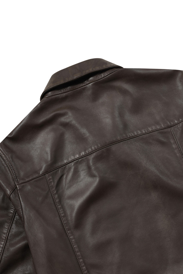 [볼더레더] 세미베지터블 양가죽 트러커는 가을 시즌, 캐주얼하고 빈티지한 스타일을 연출하기에 완벽한 아우터입니다. 부드러운 세미 베지터블 천연 양가죽과 가먼트워싱, 효소 처리 기법으로 제작되어 은은한 광택과 자연스러운 질감을 자랑합니다. 엉덩이 위 기장의 레귤러핏으로 편안하며, 가슴 포켓 장식과 전면 노출 지퍼 디테일이 돋보입니다. 뒷 넥 부분의 브랜드 라벨 가죽 디테일은 고급스러움을 더하며, 데이트룩이나 가을 나들이룩에 잘 어울리는 스타일입니다.
