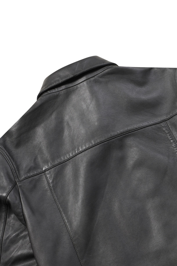 [볼더레더] 세미베지터블 양가죽 트러커는 가을, 겨울에 어울리는 캐주얼하고 빈티지한 스타일의 아우터입니다. 부드러운 세미 베지터블 천연 양가죽 소재에 가먼트워싱과 효소 처리하여 자연스러운 질감을 살렸습니다. 엉덩이 위 기장의 레귤러핏으로 편안한 착용감을 제공하며, 지퍼 여밈 방식과 전체 안감, 가슴 포켓 디테일이 특징입니다. [볼더레더] 브랜드 가죽 라벨이 부착되어 있으며, 가을 나들이룩이나 겨울 데일리룩에 활용하기 좋습니다.
