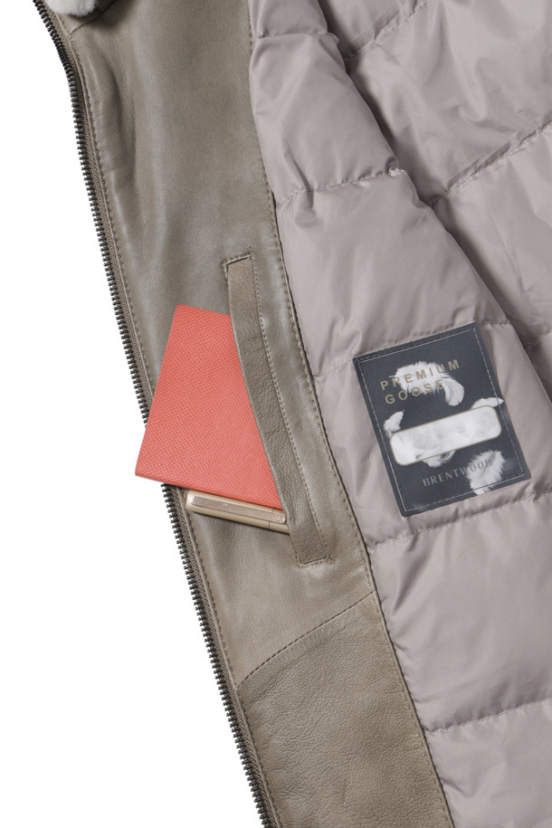 FUR 칼라 양가죽 다운 점퍼는 클래식한 무드의 겨울 데일리룩을 위한 아우터입니다. 부드러운 양가죽 소재로 제작되어 고급스러운 촉감을 선사하며, 탈부착 가능한 양털 칼라로 포인트를 더했습니다. 구스다운 충전재(솜털:깃털=80:20)와 두꺼운 두께감으로 뛰어난 보온성을 제공하며, 오일 브러쉬 가공으로 은은한 광택을 더했습니다. 스모킹 처리된 밑단과 소매단, 히든 자석 탈부착 방식, 그리고 레귤러핏으로 디자인되어 미니멀하면서도 세련된 스타일을 연출합니다.
