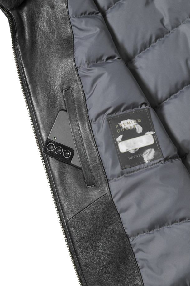 FUR(퍼) 칼라 양가죽 다운 점퍼는 겨울철 데일리룩에 적합한 베이직 스타일의 점퍼입니다. 부드러운 촉감의 양가죽 소재로 제작되었으며, 엉덩이 위 기장의 레귤러 핏으로 편안하게 착용 가능합니다. 탈부착 가능한 양털 칼라 FUR(퍼)가 있어 다양한 스타일을 연출할 수 있으며, 히든 자석으로 간편하게 여밀 수 있습니다. 구스다운 충전재(솜털:깃털=80:20)와 밑단 및 소매단 스모킹 처리, 오일 브러쉬 가공으로 보온성과 흡습 기능까지 갖춘 실용적인 제품입니다. 블랙 색상으로 클래식하고 미니멀한 매력을 더했습니다.
