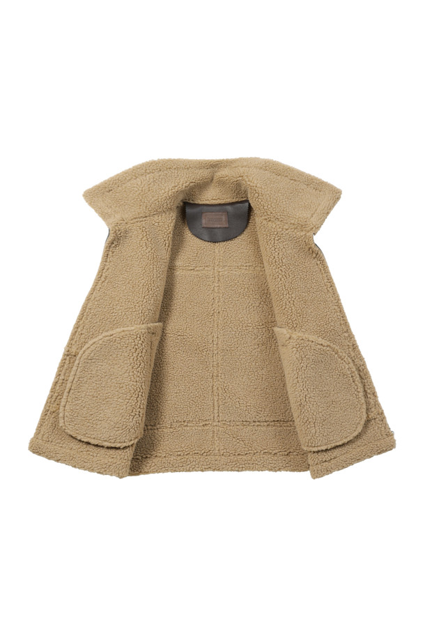 [브리스톨] 마초클래식 무스탕은 부드러운 촉감의 비건가죽과 폴리 양모 소재로 제작되어 뛰어난 보온성을 자랑하는 남성용 무스탕입니다. 엉덩이 위 기장의 레귤러핏으로 클래식과 캐주얼 스타일을 모두 소화하며, 집업 여밈 방식으로 편안하게 착용할 수 있습니다. 겨울철 데일리룩과 데이트룩에 적합하며, 소프트한 엠보 퀄리티와 오염에 강한 특징을 갖추었습니다. 긴 소매 기장과 비조 장식으로 디자인의 완성도를 높였으며, 가벼운 착용감으로 활동성을 더했습니다. 브라운 컬러의 무지 패턴으로 미니멀하면서도 세련된 스타일을 연출합니다.
