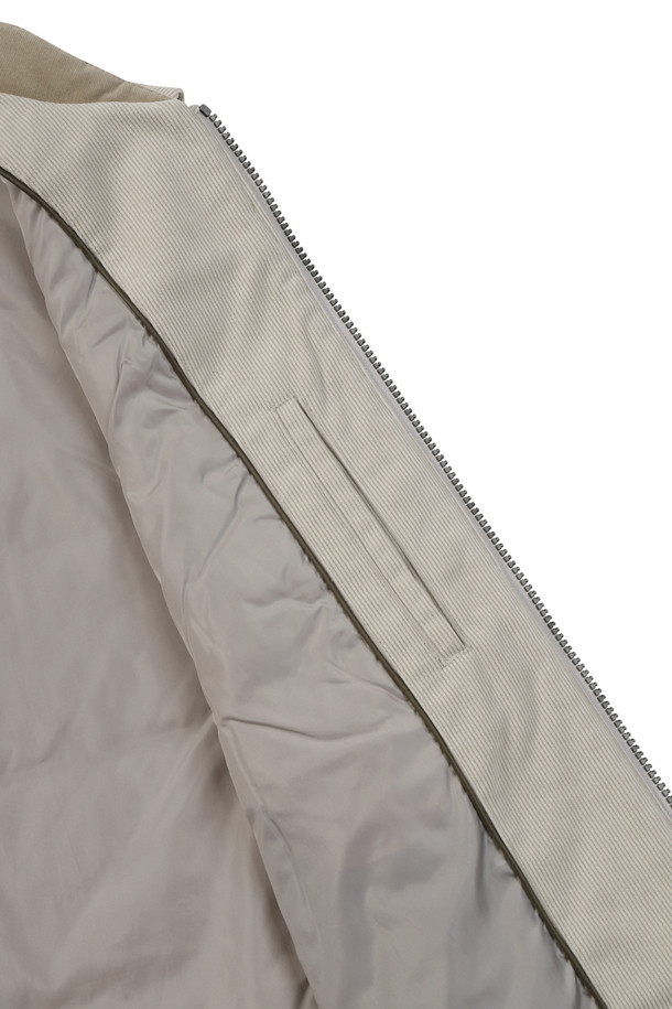 [코지] 코듀로이 베스트는 초겨울, 출근룩과 산책룩에 모두 잘 어울리는 베이직 스타일의 레귤러핏 베스트입니다. 3M 신슐레이트 충전재를 사용하여 보온성을 높였으며, 약간 두꺼운 두께감으로 포근하게 착용할 수 있습니다. 부드러운 코듀로이 소재와 엉덩이 위 기장의 디자인, 반달 모양 넥 디자인이 특징입니다. 지퍼형 여밈 방식과 스냅 여밈 사이드 포켓으로 실용성을 더했으며, 뒷넥 라벨판 체크 배색으로 포인트를 주었습니다. 그레이 컬러로 클래식, 미니멀, 캐주얼 등 다양한 스타일에 매치하기 좋습니다.
