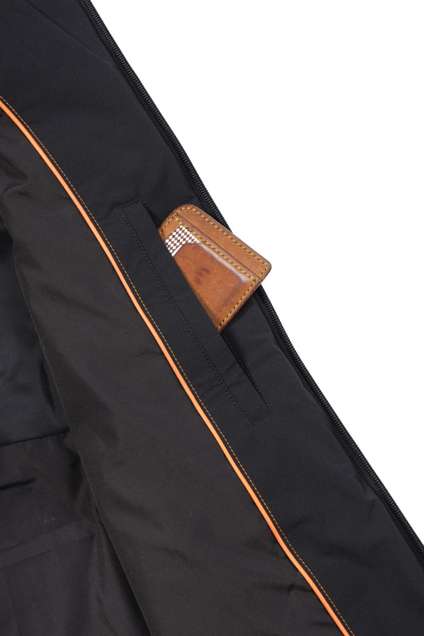 [라이프 퍼포먼스] 니트 배색 방풍 점퍼는 초겨울 일상과 출근, 산책룩에 활용하기 좋은 아우터입니다. 블랙과 브라운 두 가지 색상으로 출시되었으며, 스포티하고 캐주얼한 스타일을 연출합니다. 퀼팅 패턴의 레귤러핏 점퍼로, 우븐 원단과 니트 소매의 배색이 특징입니다. 몸판에는 충전재가 내장되어 보온성을 높였으며, 소매 안쪽 방풍 안감과 등판 실키 스트레치 안감으로 착용감을 개선했습니다. 히든스냅 사이드포켓과 좋은 신축성으로 편안함을 더한 약간 두꺼운 두께의 집업 점퍼입니다.
