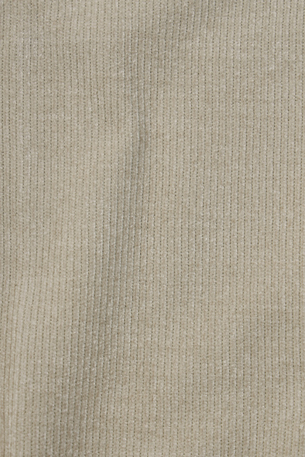 부드러운 촉감의 웨일 조직으로 제작된 융본딩 집업 가디건입니다. 베이지 컬러에 레귤러핏으로 제작되어 출근룩, 여행룩 등 다양한 TPO에 활용 가능합니다. 두꺼운 두께감으로 초겨울부터 겨울까지 따뜻하게 착용할 수 있으며, 베이직한 디자인으로 클래식, 미니멀, 캐주얼 등 폭넓은 스타일을 소화합니다. 포켓 안감은 니트 소재로, 좌측 포켓에는 스웨이드 와펜으로 포인트를 주었습니다. 융 안감과 높은 보온성, 신축성으로 편안함까지 더했습니다.
