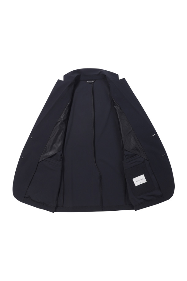 [아주편한] 온라인 익스클루시브 워셔블 아편 수트 재킷은 남성 고객을 위한 모던하고 미니멀한 스타일의 수트 재킷입니다. 블랙 컬러, 레귤러 기장의 싱글 버튼 디자인으로, 일상과 비즈니스 모두 활용 가능합니다. 뛰어난 스트레치성과 구김 방지 기능, 생활 방수 기능을 갖춘 트리코트 소재로 제작되어 여름에도 시원하고 편안하게 착용할 수 있습니다. 어깨 패드가 없고, 트리코트 메쉬 안감을 사용하여 통기성을 높였으며, 슬림핏과 릴랙스핏 두 가지 핏으로 출시되어 폭넓은 선택지를 제공합니다. 오피스룩, 비즈니스 캐주얼, 회의룩 등 다양한 TPO에 맞춰 시크하게 연출해보세요.
