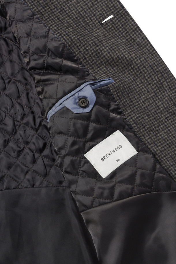 울과 캐시미어 블렌디드 소재로 제작되어 부드러운 촉감과 보온성을 자랑하는 하프 코트입니다. 겨울철 일상, 출근룩, 모임룩에 모두 잘 어울리는 아이템으로, 클래식, 캐주얼, 미니멀 스타일을 연출할 수 있습니다. 베이지, 블랙, 그레이 3가지 컬러로 출시되었으며, 하운드투스, 솔리드, 마이크로 패턴으로 다양한 분위기를 연출할 수 있습니다. 레귤러 핏에 긴 소매 기장으로, 사선 포켓 디자인과 등판 상단 퀼팅 안감, 안감+솜퀼팅 디테일이 돋보입니다. 두꺼운 두께감으로 한겨울 추위에도 따뜻하게 착용할 수 있습니다.
