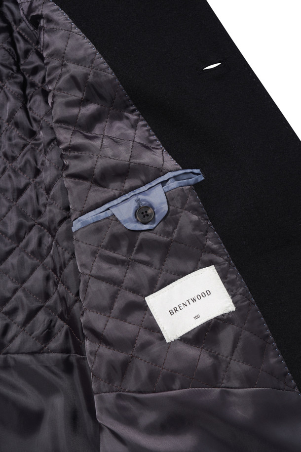 울과 캐시미어 블렌디드 소재로 제작되어 부드러운 촉감과 고급스러운 분위기를 선사하는 하프 코트입니다. 베이지, 블랙, 그레이 세 가지 색상으로 출시되어 다양한 겨울 데일리룩에 활용하기 좋습니다. 하운드투스 패턴과 솔리드 디자인으로 클래식과 캐주얼 무드를 넘나들며, 레귤러 핏으로 편안하게 착용할 수 있습니다. 사선 포켓 디자인과 등판 퀼팅 안감, 안감과 솜 퀼팅 처리로 보온성을 높였습니다. 겨울철 오피스룩과 모임룩에 세련된 스타일을 더해보세요.
