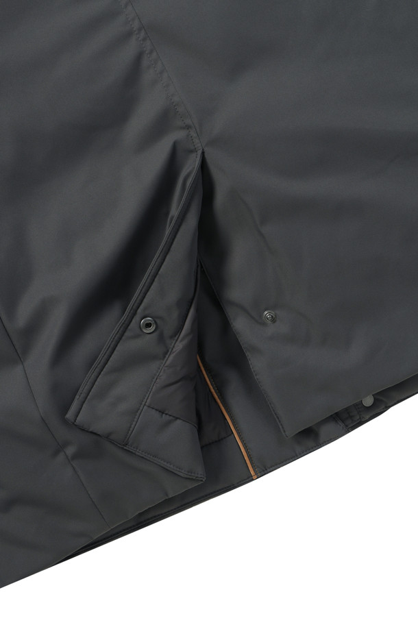 [셀렉션] 칼라 FUR (퍼) 비즈 다운 코트는 겨울철 비즈니스룩과 비즈니스 캐주얼에 적합한 고급스러운 스타일의 다운 코트입니다. 허벅지 기장의 레귤러핏으로, 무지 디자인에 지퍼와 히든스냅 여밈 방식을 적용하여 깔끔한 실루엣을 연출합니다. 칼라에는 탈부착 가능한 머스크랫 퍼가 있어 보온성을 높였으며, 머스코비덕 다운 충전재(솜털:깃털=80:20)를 사용하여 뛰어난 보온성을 제공합니다. 라미네이팅 공법 가공, 컬러 파이핑, 속주머니 지퍼 등의 디테일이 돋보이며, 폴리에스터 소재로 제작되어 두꺼운 두께감을 자랑합니다. 긴 소매 기장으로 클래식하고 미니멀한 디자인을 완성했습니다.
