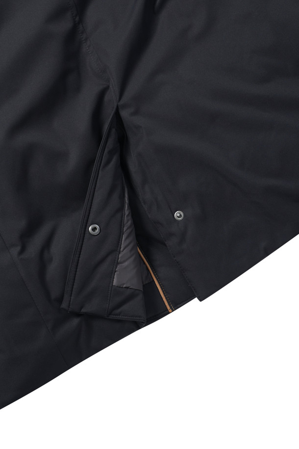 [셀렉션] 칼라 FUR (퍼) 비즈 다운 코트는 겨울철 비즈니스룩을 위한 고급스러운 다운 코트입니다. 머스크랫 퍼 칼라가 탈부착 가능하여 다양한 스타일 연출이 용이하며, 머스코비덕 다운 충전재(솜털:깃털=80:20)로 뛰어난 보온성을 제공합니다. 허벅지 기장의 레귤러핏으로 클래식하고 미니멀한 스타일을 완성하며, 지퍼와 히든스냅 여밈 방식으로 깔끔함을 더했습니다. 무지 디자인에 컬러 파이핑 디테일, 속주머니 지퍼로 실용성을 높여 출근룩과 비즈니스 캐주얼에 적합합니다.
