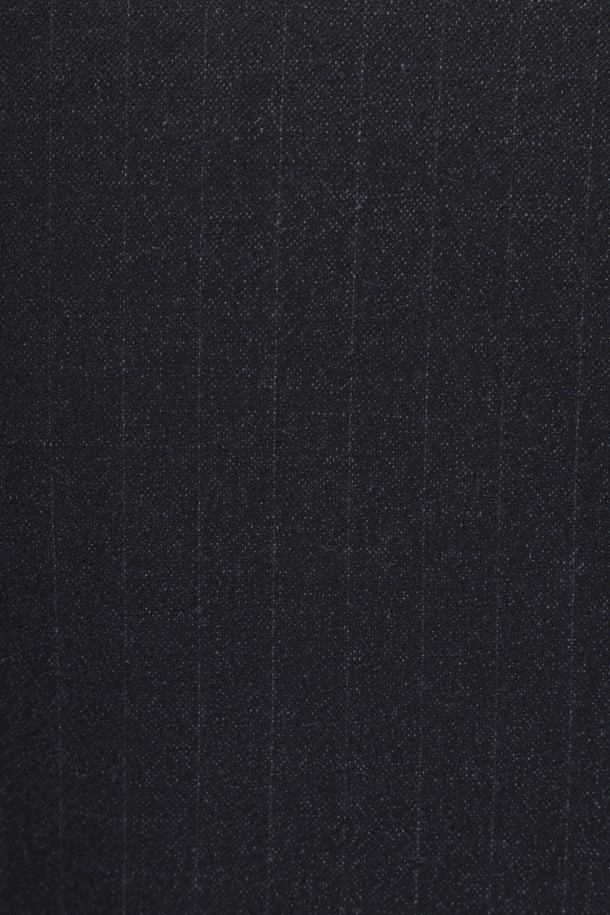 [액션슈트] 울블렌디드 스트라이프 슬림 슈트 재킷은 남성 고객을 위한 모던하고 클래식한 스타일의 슈트 재킷입니다. 네이비 컬러의 스트라이프 패턴이 특징이며, 일상과 비즈니스 모두 활용 가능한 TPO를 제공합니다. 울 소재에 슬림핏으로 제작되어 세련된 실루엣을 연출하며, 가을 시즌에 적합한 두께감입니다. B로고 레드 실링 인장 라펠 장식과 액션밴드 사양, 스트레치 안감 등의 디테일이 돋보입니다. 등판 양사이드 벤트와 전체 안감, 이너 포켓이 있어 편안함과 실용성을 더했습니다.
