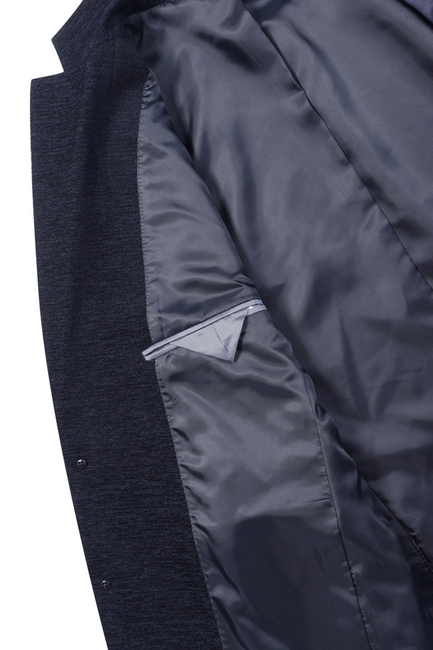 네이비와 블루 컬러로 구성된 남성용 울블렌디드 셔닐 자켓입니다. 초겨울에 착용하기 좋은 두께감의 슬림핏 테일러드 자켓으로, 포멀하고 클래식한 스타일을 연출합니다. 투버튼 여밈 방식과 긴 소매, 플랩 포켓, 사이드벤트, 속주머니, 부토니에 장식, 전체 안감 디테일이 돋보입니다. 오피스룩, 비즈니스 캐주얼, 모임룩 등 다양한 TPO에 활용 가능한 미니멀하고 클래식한 디자인입니다. 부드러운 촉감의 울과 셔닐 소재 혼방으로 제작되어 고급스러운 분위기를 더합니다.
