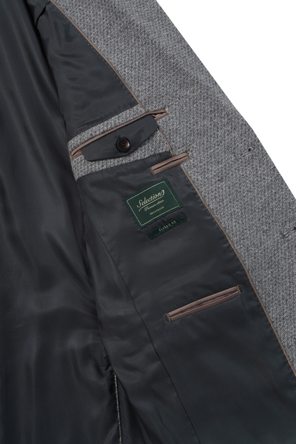 [셀렉션] 울블렌디드 투톤 조직 재킷은 초겨울, 오피스룩, 비즈니스 캐주얼, 모임룩에 어울리는 클래식하고 미니멀한 스타일의 자켓입니다. 레귤러핏으로 제작되었으며, 울 소재에 그레이 컬러의 투톤 조직으로 세련된 느낌을 더했습니다. 테일러드 코트 타입에 투버튼 여밈 방식이며, 전체 안감, 사이드벤트, 플랩포켓, 부토니에 장식, 소뿔 단추, 골드 스티치 디테일이 돋보입니다. 긴 소매 기장의 레귤러 기장으로, 시크한 스타일을 연출하기 좋습니다.
