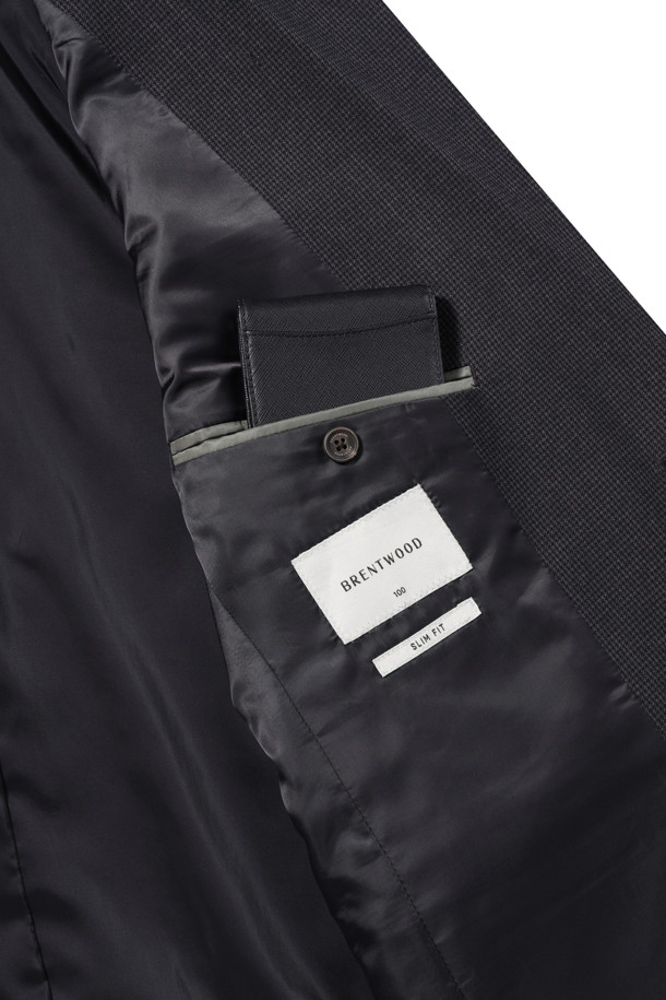 [이지슈트] 마이크로 패턴 재킷 (SET-UP)은 미니멀하고 캐주얼한 스타일을 추구하는 남성분들을 위한 테일러드 자켓입니다. 블랙 색상에 마이크로 패턴으로 은은한 포인트를 주어 데일리룩과 비즈니스 캐주얼, 모임룩 등 다양한 TPO에 활용하기 좋습니다. 슬림핏 디자인에 투버튼 여밈으로 깔끔함을 더했으며, 가을 계절에 적합한 두께감으로 제작되었습니다. 사이드벤트, 부토니에 장식, 전체 안감, 신축성 있는 소재를 사용하여 활동성과 편안함까지 고려했습니다. 긴 소매 기장의 레귤러 기장 자켓으로, 미니멀, 클래식, 캐주얼한 스타일을 연출할 수 있습니다.
