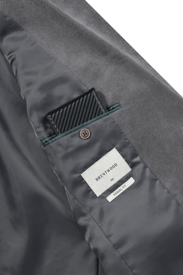 미니멀 조직 솔리드 자켓은 가을 시즌에 어울리는 남성용 테일러드 코트 타입의 재킷입니다. 부드러운 코듀로이 소재에 전체 안감으로 제작되어 편안한 착용감을 선사합니다. 그레이, 네이비 컬러로 출시되었으며, 레귤러핏과 투버튼 여밈으로 미니멀하고 캐주얼한 스타일을 연출합니다. 사이드벤트, 부토니에 장식, 소매 컬러 단추 배색 디테일이 돋보이며, 비즈니스 캐주얼, 출근룩, 모임룩 등 다양하게 활용 가능합니다. 미니멀, 클래식, 캐주얼 스타일을 선호하는 분들께 추천합니다.
