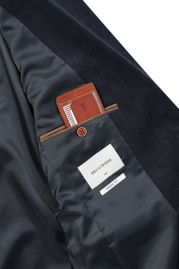 미니멀 조직 솔리드 자켓은 가을 시즌에 어울리는 남성용 자켓입니다. 그레이와 네이비 두 가지 색상으로 출시되었으며, 부드러운 코듀로이 소재로 제작되어 편안한 착용감을 선사합니다. 테일러드 코트 타입에 레귤러 핏으로 제작되었으며, 투 버튼 여밈 방식과 사이드벤트, 부토니에 장식, 소매 컬러 단추 배색 디테일이 돋보입니다. 전체 안감 처리가 되어 있어 고급스러운 마감과 내구성을 갖추었으며, 출근룩, 비즈니스 캐주얼, 모임룩 등 다양한 TPO에 활용하기 좋습니다.
