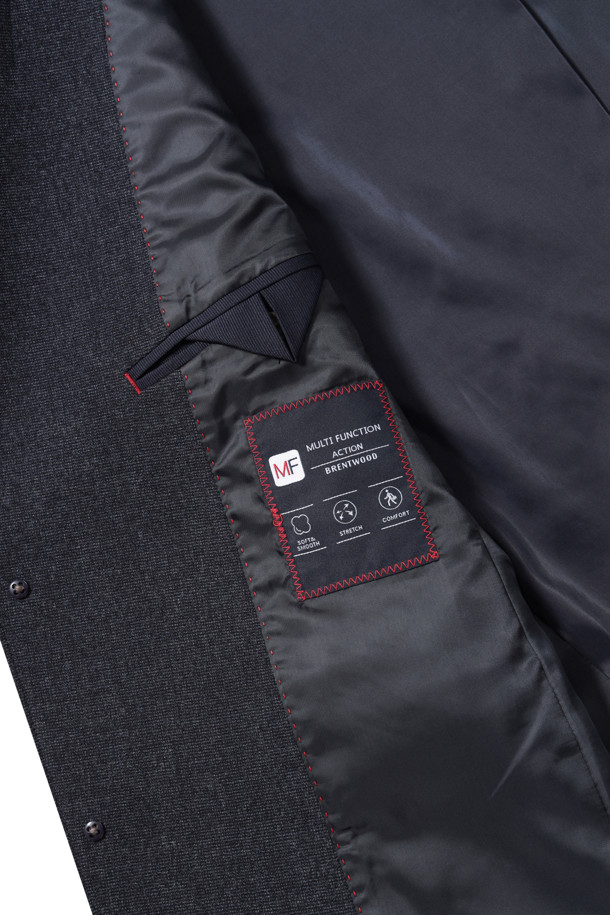 라이트 마이크로 기모 자켓 (SET-UP)은 초겨울, 출근룩과 오피스룩, 그리고 겨울 데일리룩에 모두 활용 가능한 테일러드 자켓입니다. 클래식과 캐주얼 무드를 동시에 연출할 수 있으며, 미니멀한 스타일을 선호하는 분들께 추천드립니다. 폴리에스테르와 레이온 혼방 소재로 제작되어 적당한 두께감과 신축성을 갖춰 편안한 착용감을 선사합니다. 마이크로 패턴이 은은하게 돋보이며, 투 버튼 여밈 방식과 사이드 벤트, 부토니에 장식, 전체 안감 디테일이 고급스러움을 더합니다. 보온 기능까지 갖춰 쌀쌀한 날씨에도 따뜻하게 입을 수 있습니다.
