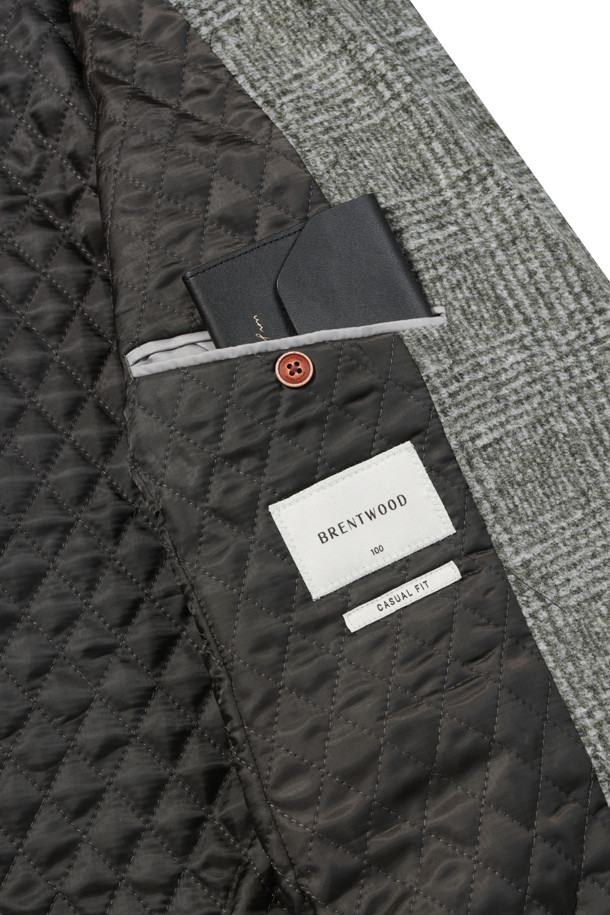 이탈리아 로마사 울 혼방 저지 소재의 울저지 글렌체크 재킷입니다. 카키와 아이보리 두 가지 색상으로 출시되었으며, 겨울철 일상, 오피스룩, 비즈니스 캐주얼에 모두 잘 어울립니다. 클래식, 캐주얼, 미니멀 스타일을 아우르는 디자인으로, 레귤러핏 투 버튼 테일러드 자켓입니다. 바이린 충전재 퀼팅, 부토니에 장식, 소매 컬러 단추 배색, 전체 안감 처리로 고급스러움을 더했습니다. 부드러운 촉감과 레귤러 기장의 긴 소매 디자인으로 편안하게 착용할 수 있습니다.