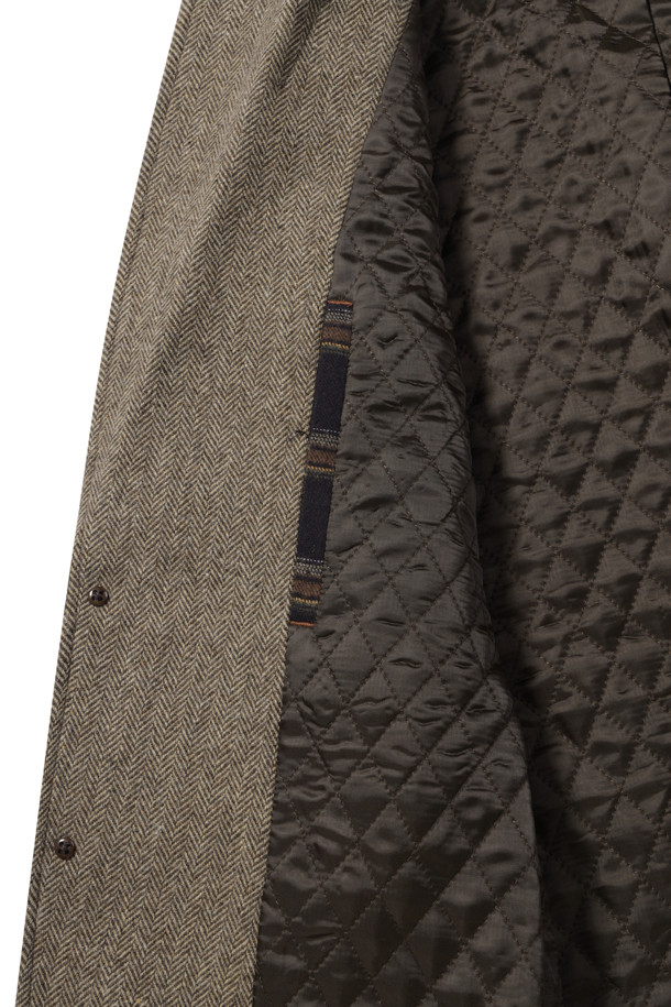 겨울철 따뜻함과 스타일을 책임질 [헌팅자켓] 울블렌디드 헤링본 헌팅 재킷입니다. 베이지와 카키 두 가지 색상으로 출시되어, 클래식하면서도 캐주얼한 매력을 선사합니다. 울 소재의 헤링본 패턴으로 고급스러운 질감을 자랑하며, 투버튼 여밈과 레귤러 핏으로 편안한 착용감을 제공합니다. 엘보 패치, 칼라 안쪽 비죠, 아웃포켓 등의 디테일이 돋보이며, 바이린 HAS 충전재와 퀼팅 처리, 전체 안감으로 보온성을 높였습니다. 겨울 데일리룩, 모임룩, 비즈니스 캐주얼 등 다양한 TPO에 활용할 수 있는 실용적인 아이템입니다.
