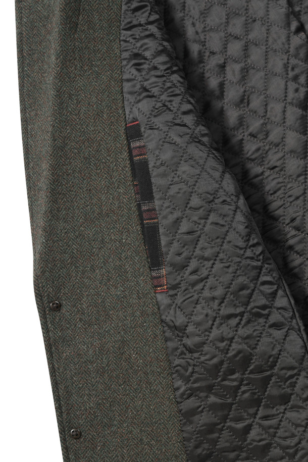 울 블렌디드 헤링본 헌팅 재킷은 클래식과 캐주얼 무드를 넘나드는 겨울철 필수 아우터입니다. 베이지, 카키 두 가지 컬러로 출시되었으며, 레귤러 기장에 투버튼 여밈 방식으로 깔끔한 핏을 선사합니다. 울 소재와 보통 두께감으로 따뜻함을 유지하며, 엘보 패치, 칼라 안쪽 비죠 배색, 아웃포켓, 테일러드 칼라, 바이린 HAS 충전재, 퀼팅 안감, 너트 단추 등 디테일이 돋보입니다. 겨울 데일리룩, 모임룩, 출근룩 등 다양한 TPO에 활용할 수 있는 스타일리시한 재킷입니다.
