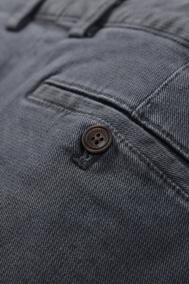 마이크로 프린트 기모 팬츠는 부드러운 촉감과 따뜻함을 선사하는 겨울용 치노 팬츠입니다. 일상과 출근룩, 모임룩 등 다양한 TPO에 활용 가능하며, 베이직, 캐주얼, 미니멀 스타일을 모두 소화합니다. 면과 스판덱스 혼방 소재로 제작되어 편안한 착용감을 제공하며, 신축성이 있어 활동성 또한 보장합니다. 스탠다드핏과 테이퍼드 핏으로 출시되어 체형에 맞는 핏을 선택할 수 있으며, 기모 안감으로 보온성을 높였습니다. 밴딩 처리로 편안함까지 더했습니다.
