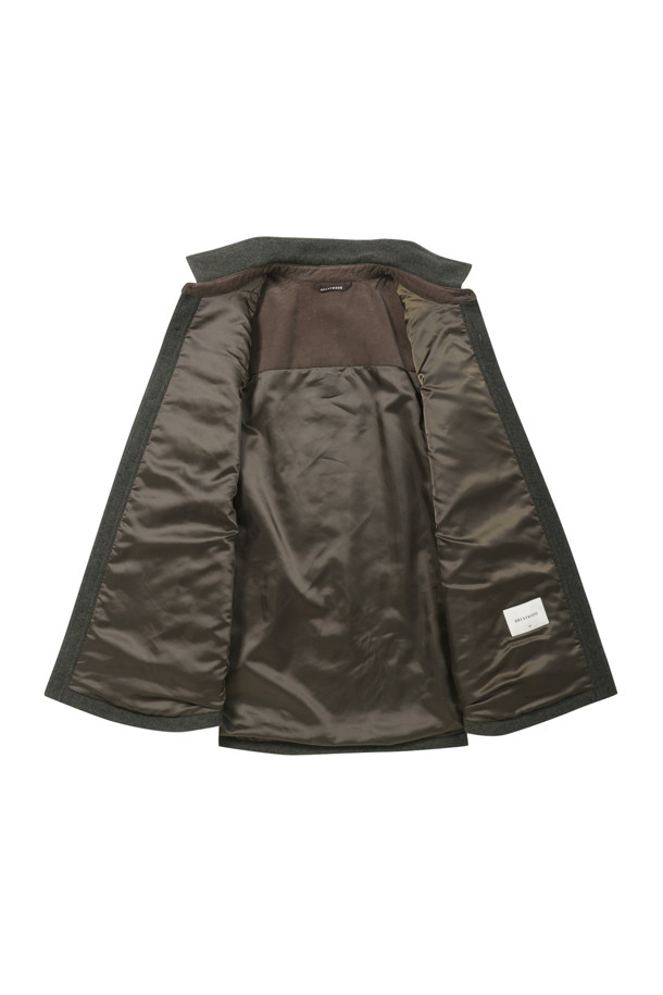 겨울철 스타일을 책임질 남성용 퀼팅 셔켓입니다. 캐주얼, 클래식, 미니멀 스타일을 모두 아우르는 디자인으로, 겨울 데일리룩, 모임룩, 출근룩 등 다양한 TPO에 활용하기 좋습니다. 두꺼운 두께감과 바이린 HAS 충전재 내장으로 뛰어난 보온성을 제공하며, 금속 코팅 단추와 왼쪽 가슴 장식 포켓, 칼라 및 소매 안쪽 배색 디테일이 돋보입니다. 셔켓 특유의 편안한 레귤러핏과 무지 패턴은 어떤 옷에도 쉽게 매치할 수 있도록 돕습니다. 폴리에스테르와 울 혼방 소재로 제작되어 부드러운 터치감을 선사합니다.
