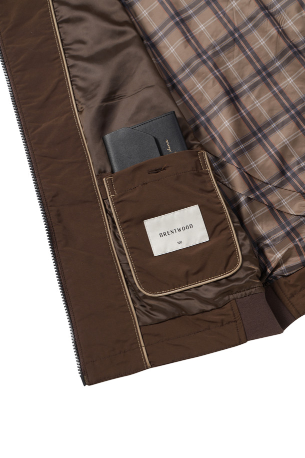 미니멀한 감각을 뽐내는 남성용 브라운 컬러의 해링턴 점퍼입니다. 가을에 어울리는 보통 두께감의 폴리에스테르 소재로 제작되었으며, 부드러운 촉감이 특징입니다. 엉덩이 위 기장으로, 체크 패턴과 레귤러핏이 미니멀하고 베이직한 스타일을 연출합니다. 집업 여밈 방식에 코듀로이 소매 안감 배색, 사선 사이드 포켓 디테일이 돋보입니다. 가을 나들이룩이나 데이트룩, 클래식, 미니멀, 캐주얼 스타일을 즐겨 입는 분들께 추천합니다.
