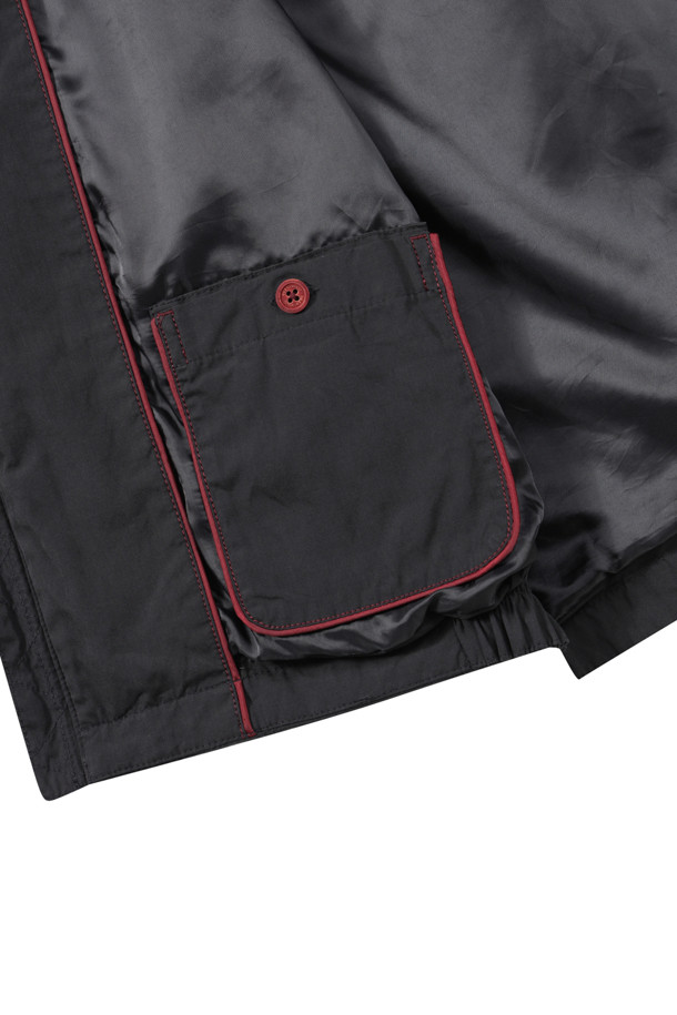 가먼트워싱 보머 점퍼는 남성용 아우터로, 가을철 데일리룩과 가을 나들이룩에 적합합니다. 캐주얼, 미니멀, 클래식 스타일을 아우르며, 엉덩이 위 기장의 레귤러핏으로 제작되었습니다. 블랙 컬러의 무지 디자인이며, 집업 여밈 방식과 긴 소매, 전체 안감으로 편안함을 더했습니다. 라글란 소매, 칼라 및 소매 니트 배색, 밑단 엘라스틱 밴드, B 로고 리벳 와펜 등의 특징으로 포인트를 주었습니다. 면 혼방 소재에 가먼트워싱 처리하여 자연스러운 멋을 연출합니다.
