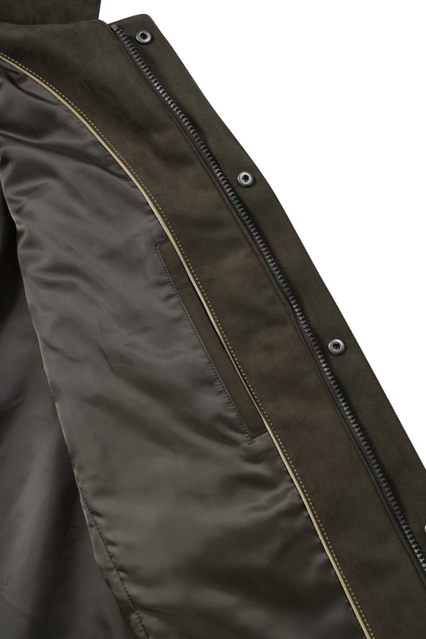 부드러운 스웨이드 소재의 남성용 트러커 재킷입니다. 가을 시즌, 캐주얼하고 클래식한 스타일을 연출하기에 좋습니다. 셔츠형 칼라와 가슴 절개 디테일, 포켓 디테일이 특징이며, 히든스냅 여밈 플라켓과 전체 안감으로 마감되었습니다. 레귤러핏으로 편안하게 착용 가능하며, 데이트룩 또는 가을 나들이룩에 적합합니다. 색상은 브라운이며, 무지 디자인으로 다양한 스타일에 매치하기 용이합니다.
