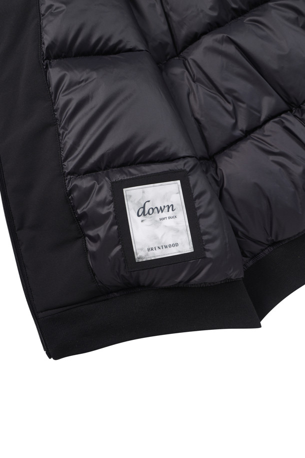 **[라이프 퍼포먼스] 심플 다운 점퍼**

일상과 스포츠 활동 모두에 적합한 [라이프 퍼포먼스] 심플 다운 점퍼는 남성용 겨울 아우터입니다. 블랙 색상의 무지 디자인으로 스포티하면서도 캐주얼한 스타일을 연출하며, 엉덩이 위 기장의 레귤러핏으로 편안하게 착용 가능합니다. 보온성과 신축성을 갖춘 두꺼운 두께의 다운 점퍼로, 스탠칼라와 라글란 소매, 니트 배색 소매단/밑단, B로고 와펜, 머스코비덕 다운 충전재(솜털:깃털=80:20) 등의 특징을 가지고 있습니다. 집업 스타일로 간편하게 여밀 수 있으며, 출근룩과 캠핑룩, 캐주얼, 스포티, 미니멀 스타일을 즐기는 분들께 추천합니다.
