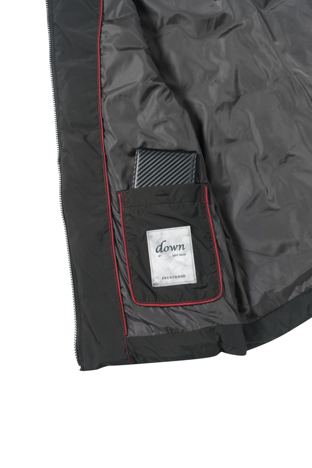 [밸런스다운] 튜브 숏기장 점퍼는 베이직한 스타일의 겨울용 다운 점퍼입니다. 무지 디자인에 블랙 컬러로, 미니멀, 클래식, 캐주얼 룩에 모두 잘 어울립니다. 숏 기장의 레귤러핏으로 제작되었으며, 스탠 칼라와 튜브 접착 방식이 특징입니다. 80:20 비율의 덕다운 충전재와 니트 소매 안감, 사이드 지퍼 포켓으로 보온성과 방풍 기능을 갖춰 겨울철 출근룩으로 적합합니다. 매트한 질감의 폴리에스테르 소재에 지퍼형 여밈 방식으로 편안하게 착용할 수 있습니다.
