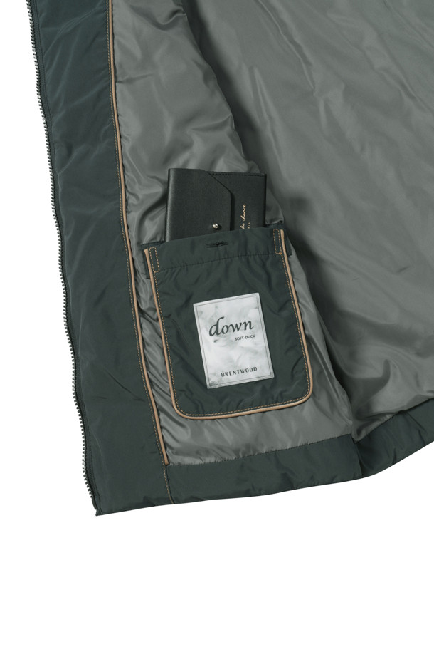 [밸런스다운] 튜브 숏기장 점퍼는 추운 겨울철, 출근룩에 미니멀, 클래식, 캐주얼 스타일을 더해줄 아우터입니다. 매트한 촉감의 폴리에스테르 소재로 제작되었으며, 숏 기장과 레귤러핏으로 편안한 착용감을 선사합니다. 그린 컬러의 무지 디자인에 스탠 칼라, 튜브 접착 방식, 덕다운 충전재(솜털:깃털=80:20)를 사용하여 보온성과 방풍 기능을 강화했습니다. 지퍼형 여밈 방식과 사이드 지퍼 포켓, 소매 안쪽 니트 배색 디테일로 실용성을 높인 숏 점퍼입니다.
